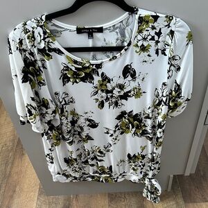 Anna & May Floral Women's Blouse - White and Green